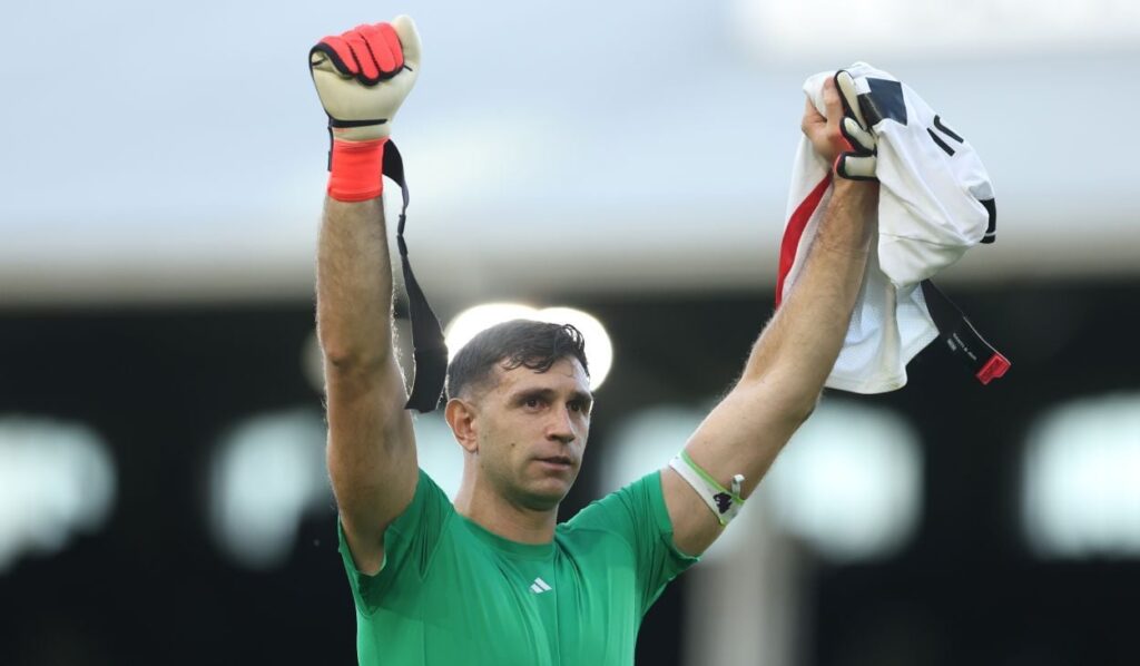 ‘Dibu’ Martínez wins his second Yashin Trophy for best goalkeeper of the season
