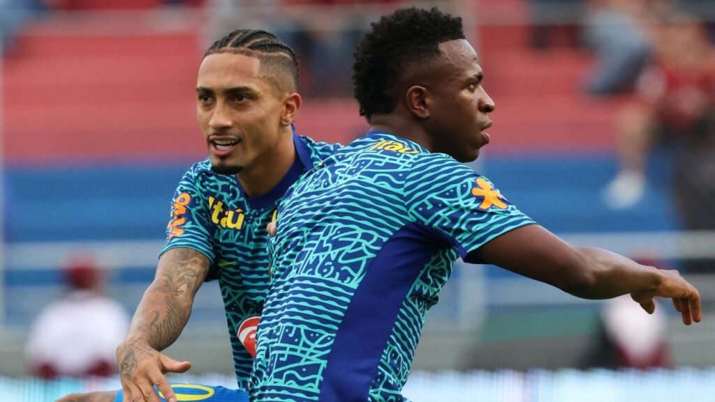 CONTRASTING REALITIES: While Raphinha ‘gets away’ with Brazil, Vinicius continues not to stand out