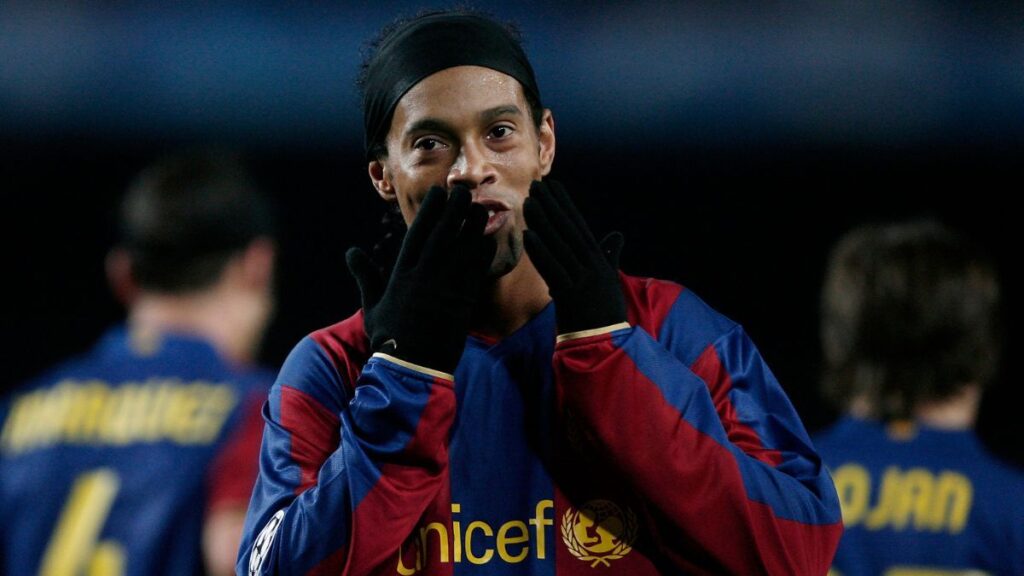 A former Barça player remembers his time at the club and ‘surrenders’ to Ronaldinho’s talent