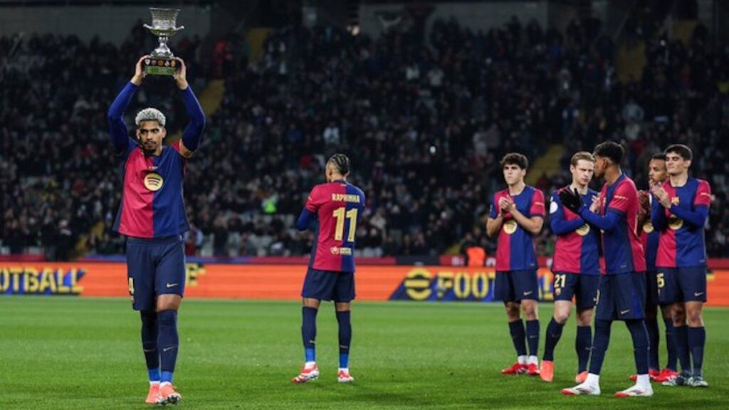 Ronald Araujo offers the Supercup to the FC Barcelona fans