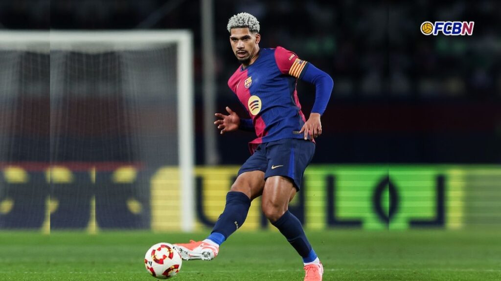 Ronald Araujo, great match and a warm ovation on his return to Montjuïc