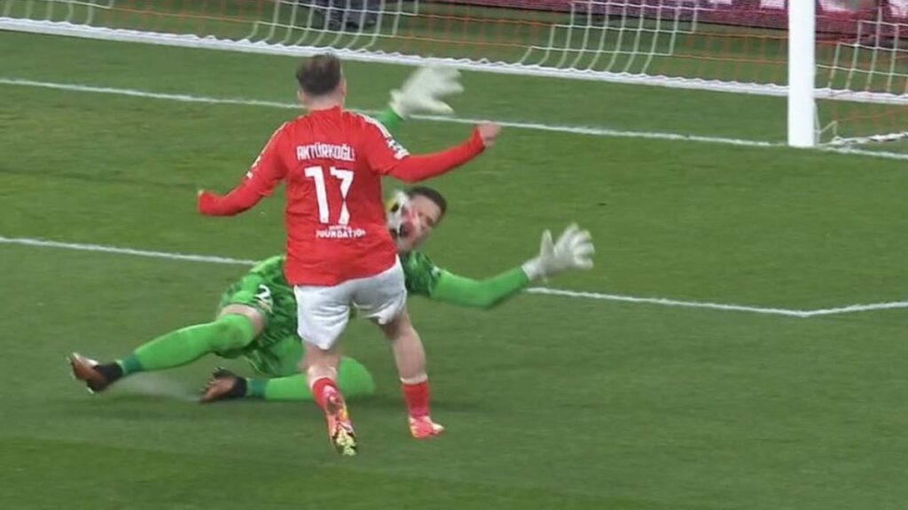 Another robbery for Barça? The controversial penalty of Szczesny against Benfica