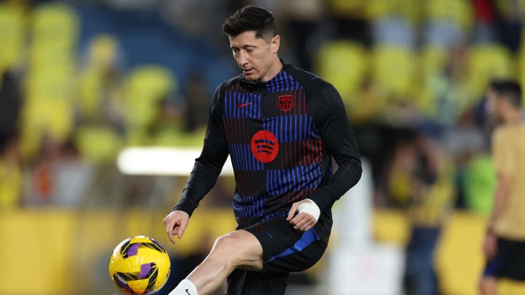 RENEWED! Robert Lewandowski secures his stay at FC Barcelona for one more year