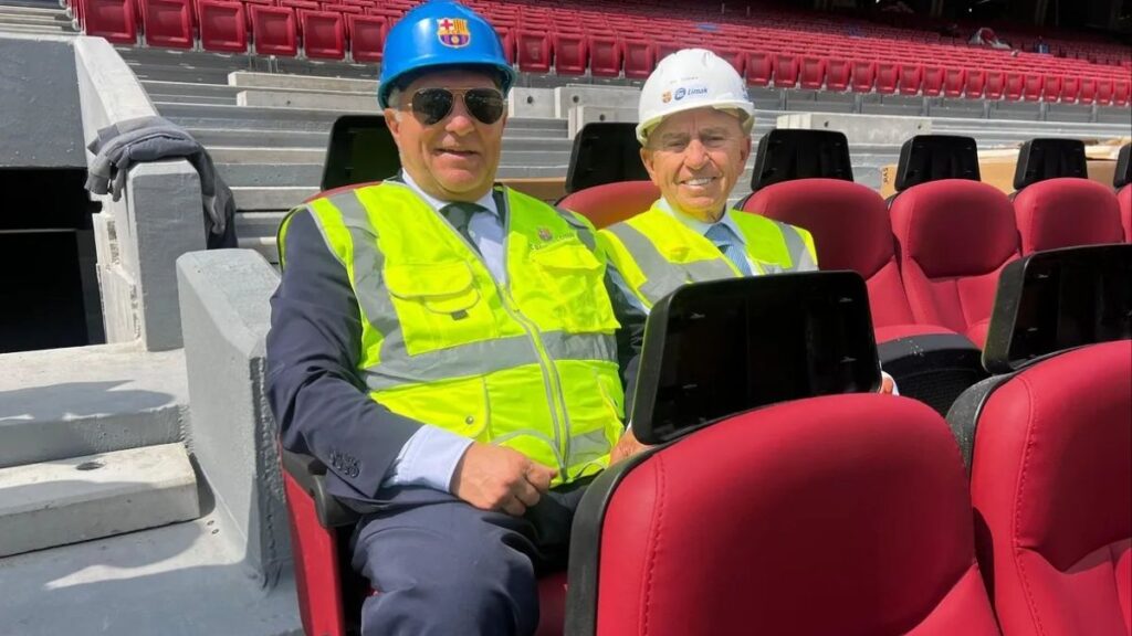 This is how the new VIP seats of the Spotify Camp Nou look: Laporta and the CEO of Limak, at the Estadi