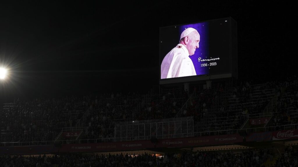 Emotional moment of silence in Montjuïc before Barça-Mallorca for the death of Pope Francis