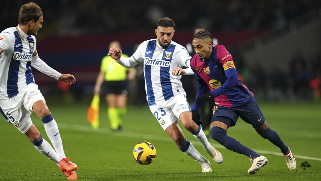 Where is the VAR? The penalty on Raphinha could have changed the match