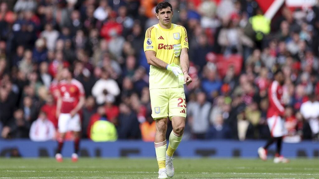Will Barça sign him? ‘Dibu’ Martínez, on vacation in Barcelona