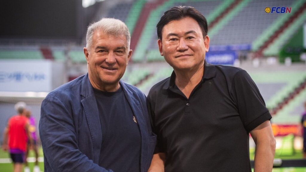Barça trains in Kobe, with the presidents in the stands