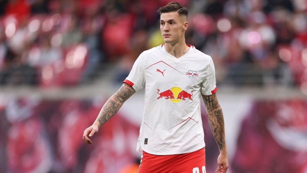 Benjamin Šeško, on the verge of the Premier League: double offer and a decision in the air