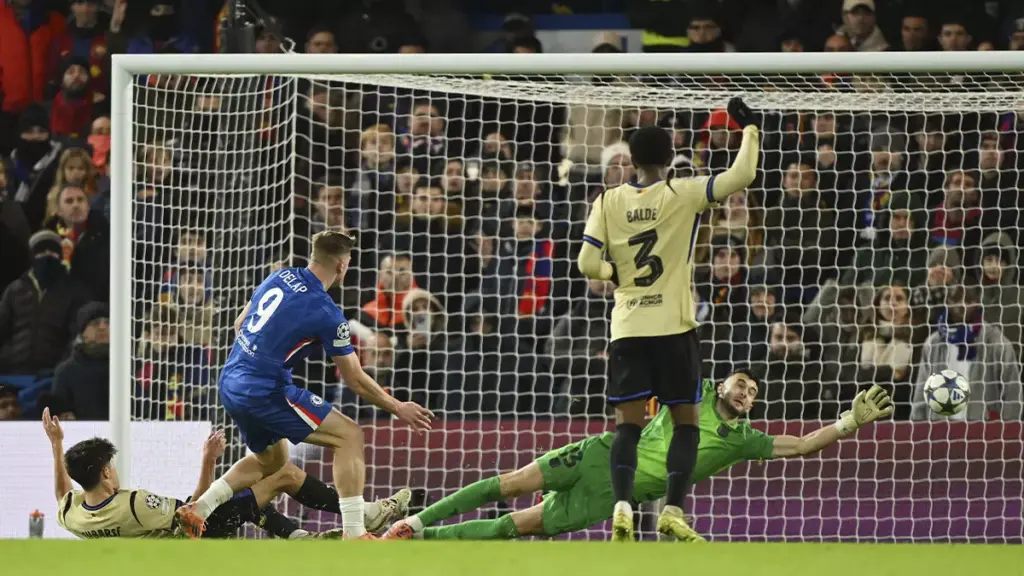 A disjointed Barcelona, playing with ten men, is thrashed by Chelsea (3-0)