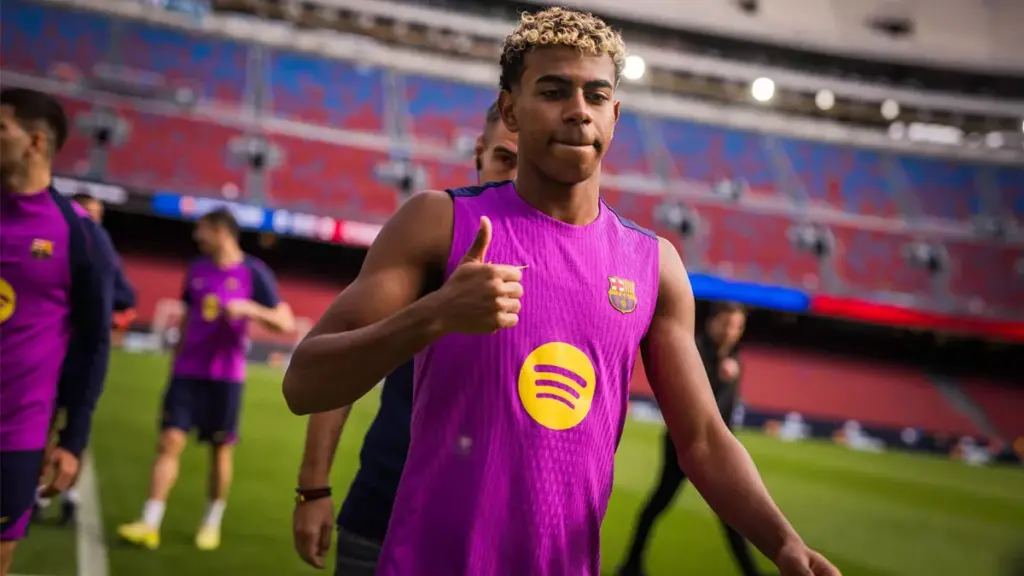 Lamine Yamal gets ready for Barcelona-Athletic
