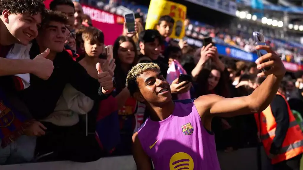 Historic day for the *culés*: return to the new Camp Nou 900 days later