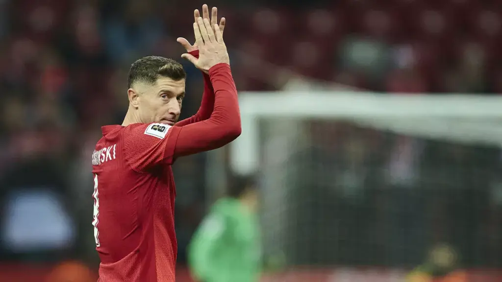 Lewandowski returns from the break on a streak and with another record