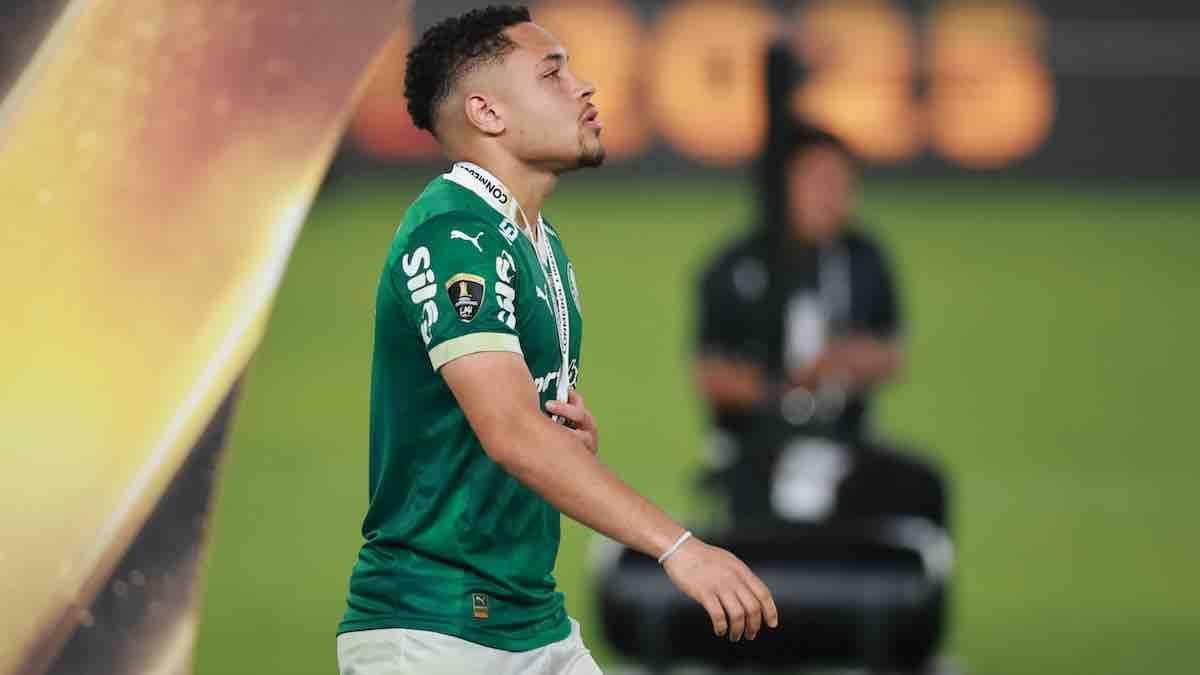 Vitor Roque rules out his departure and will continue at Palmeiras