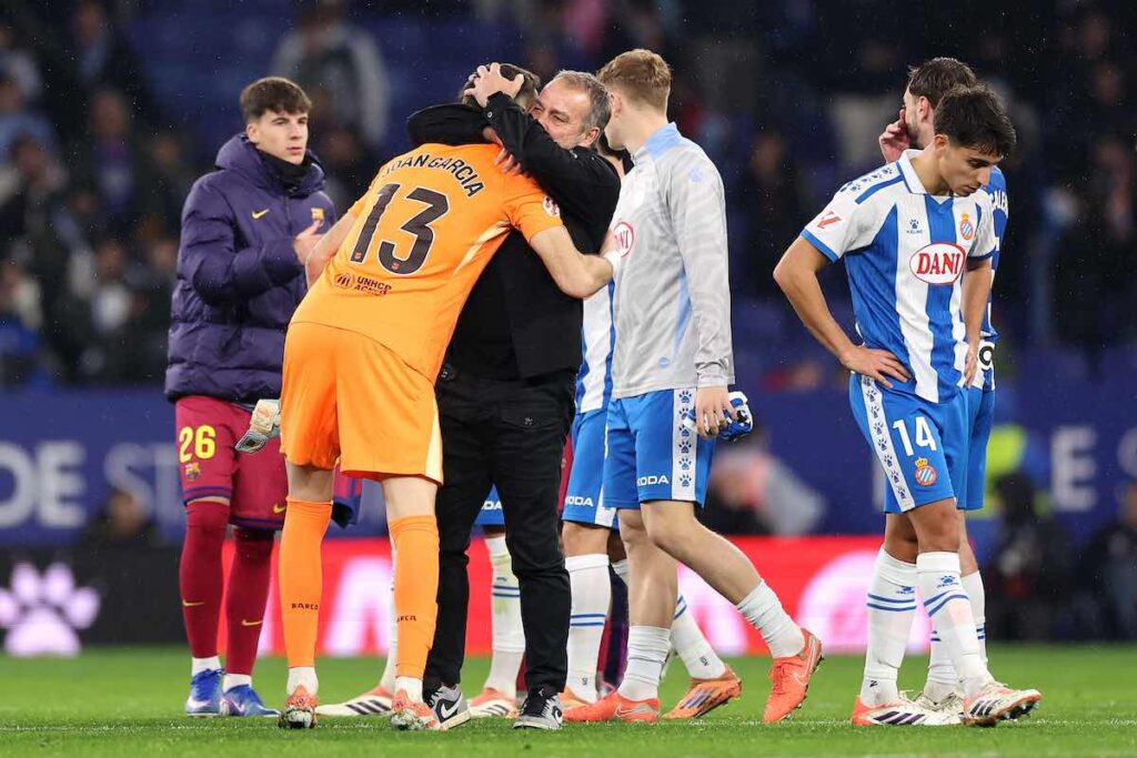 Flick is amazed by Joan García after his exhibition in Cornellá