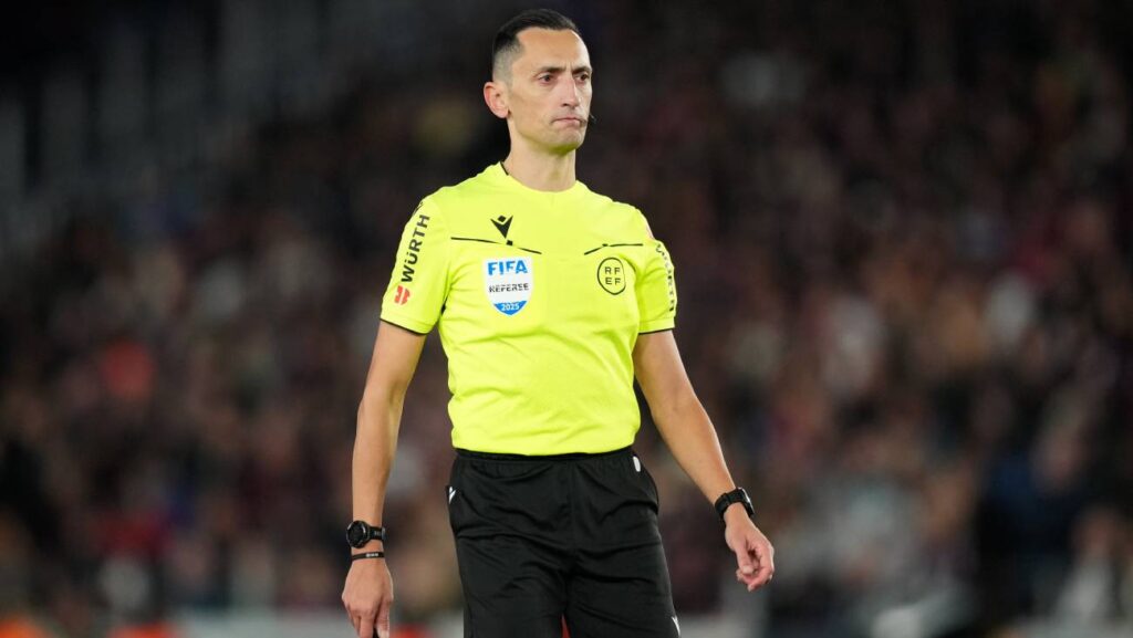 José María Sánchez Martínez, the referee for Racing-Barça in the Copa del Rey round of 16