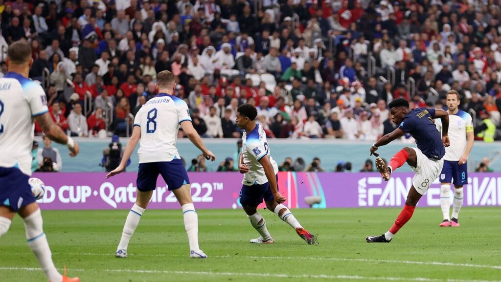Aurélien Tchouaméni shoots from the right to make it 1-0 against England