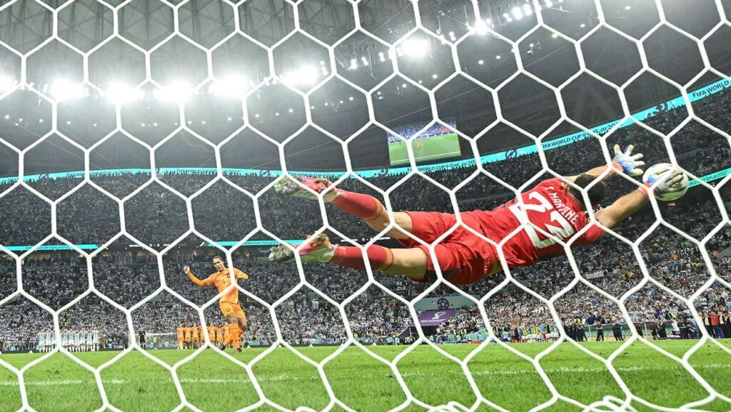 Emiliano 'Dibu' Martínez stops Virgil van Dijk's collection in the penalty shootout