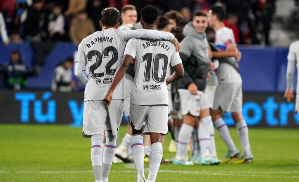 Barça players celebrate their victory v Osasuna