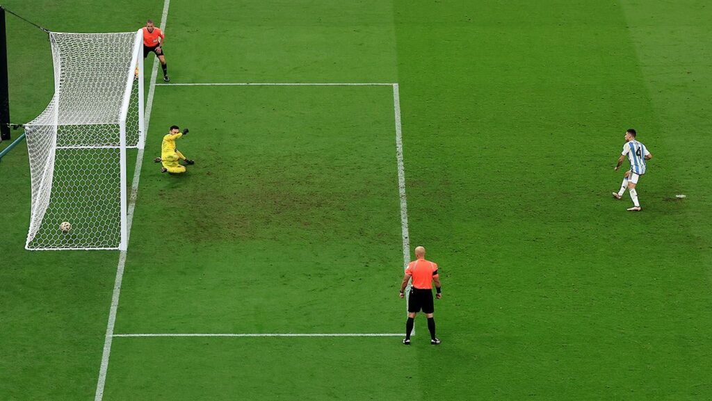 Gonzalo Montiel converts the title penalty against France