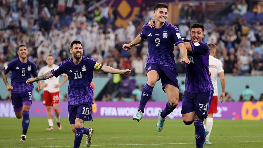 Leo Messi and Enzo Fernández celebrate Julián Álvarez's goal against Poland (0-2)