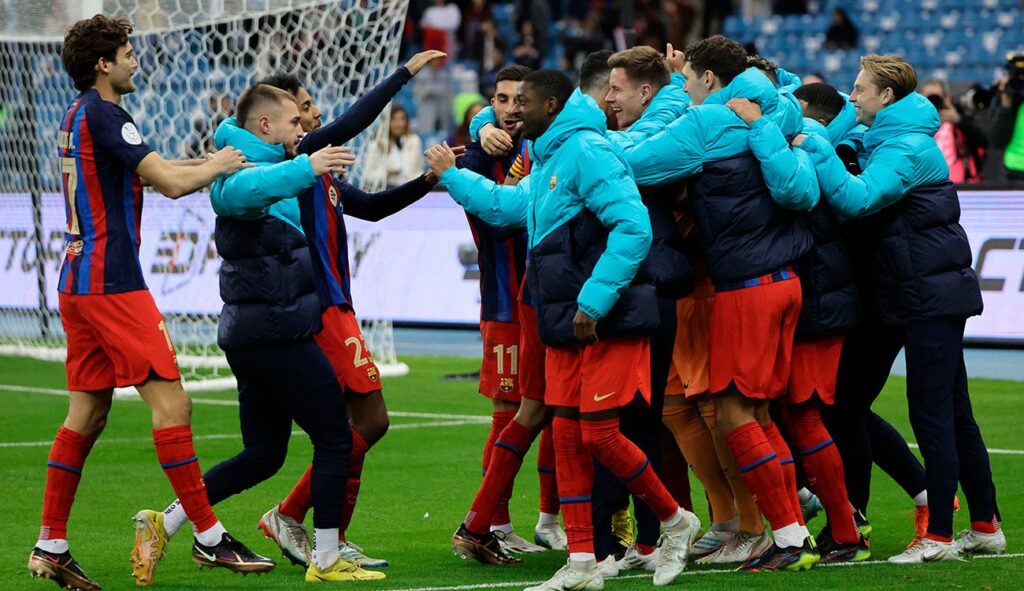 La plantilla del Barça celebra con Ter Stegen, el héroe de la tanda
