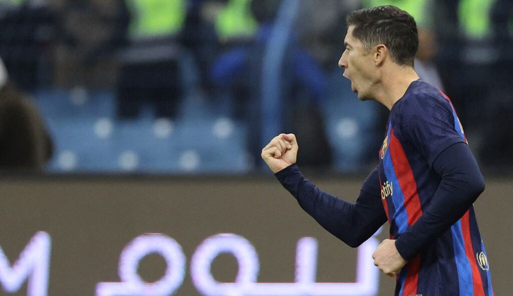 Lewandowski celebra su penalti ante los béticos