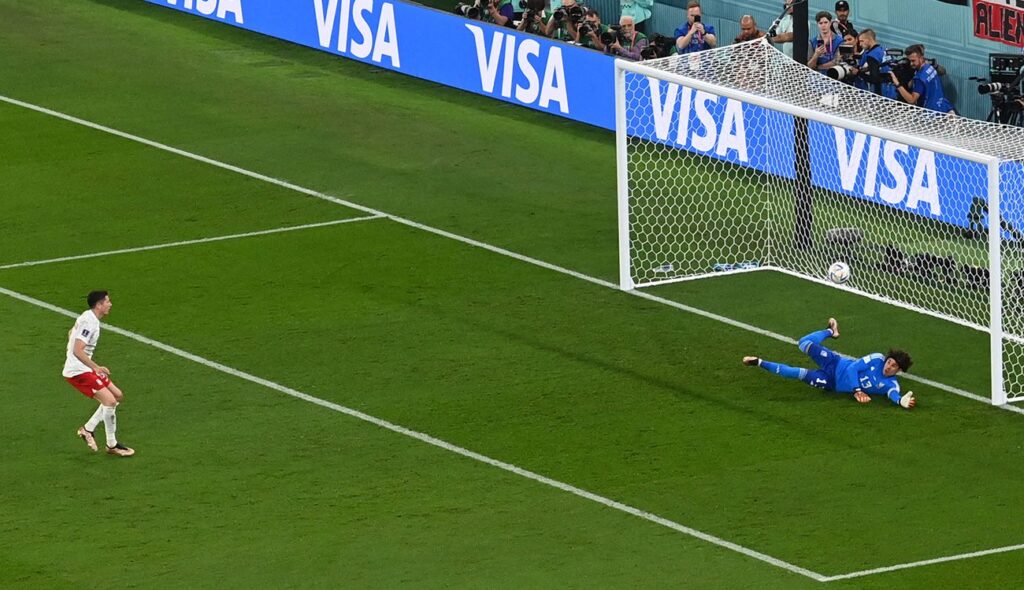 Lewandowski falló un tiro penlati que pudo significar la victoria de Polonia sobre México