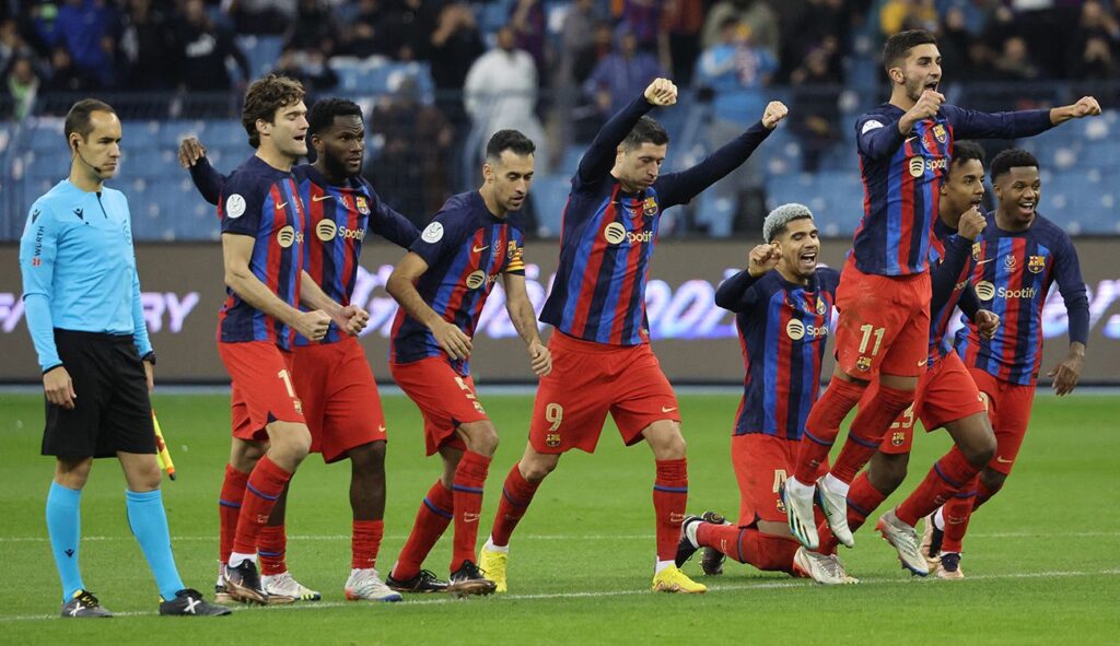 Los jugadores del Barça en el instante en que Pedri anota el gol de la victoria