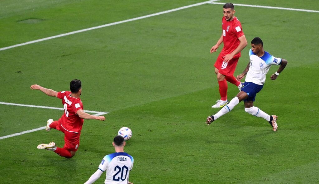 Marcus Rashford anota el quinto gol para Inglaterra en el primer balón que toca