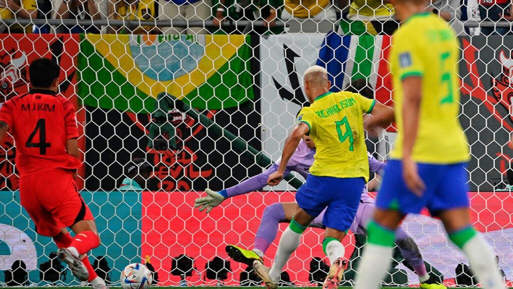 Richarlison anotando gol
