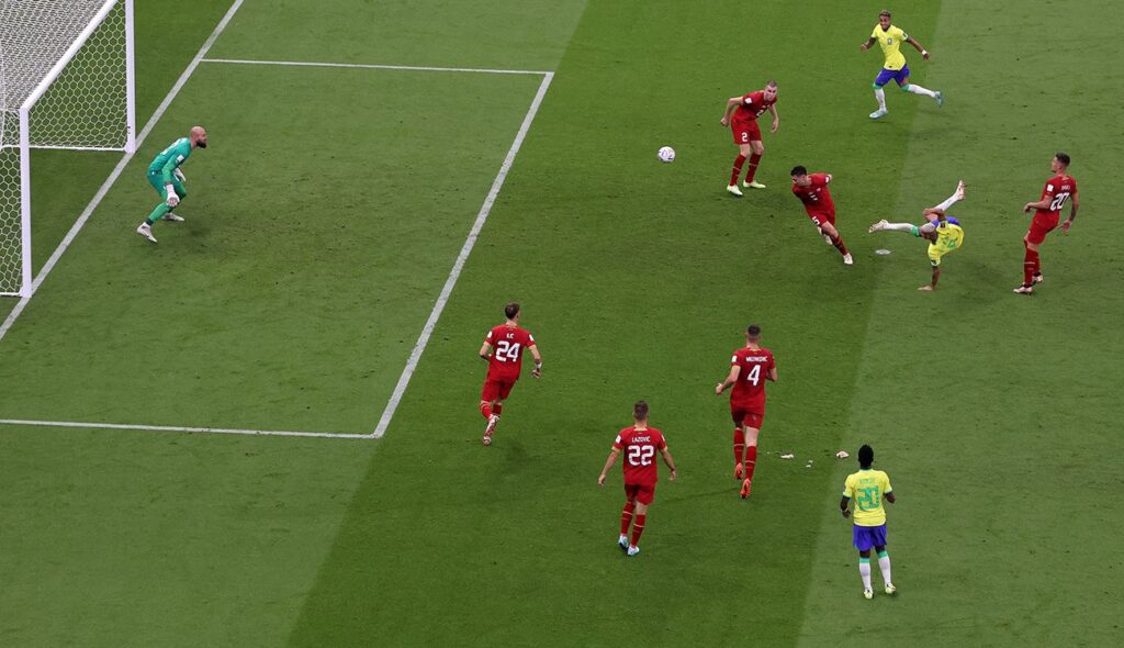 Richarlison marcó de media 'chilena' uno de los mejores goles de la Copa ante Serbia
