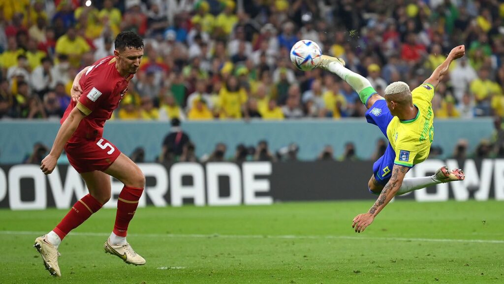 Richarlison hits a volley to score against Serbia (2-0)