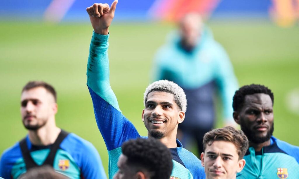 Ronald Araujo saluda a la grada