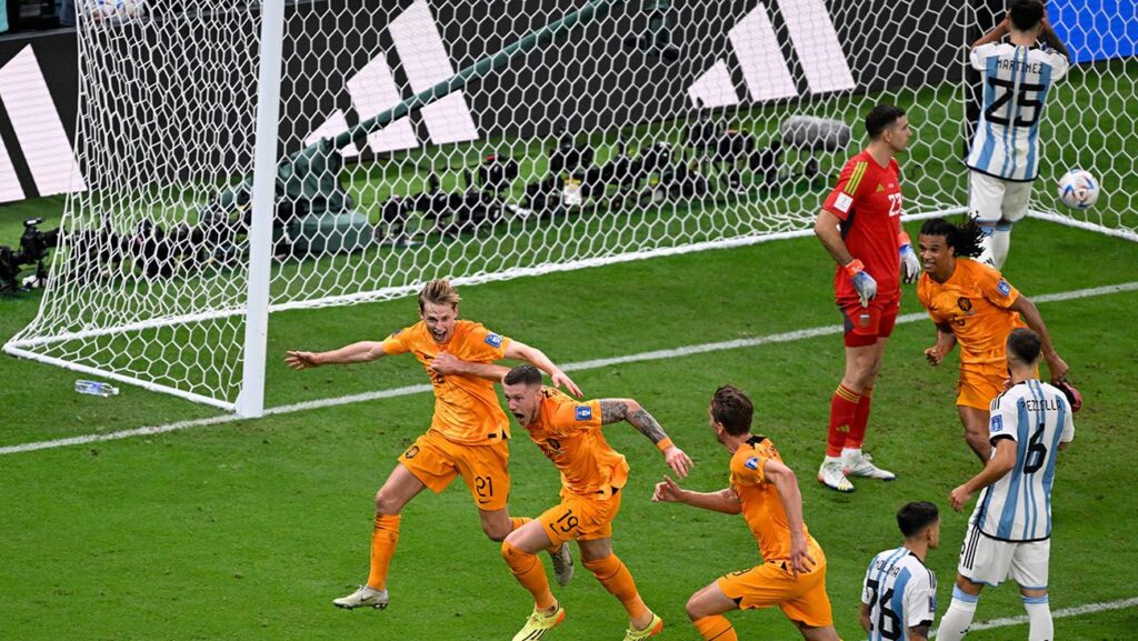 Wout Weghorst celebrates his second goal against Argentina at 90+10'