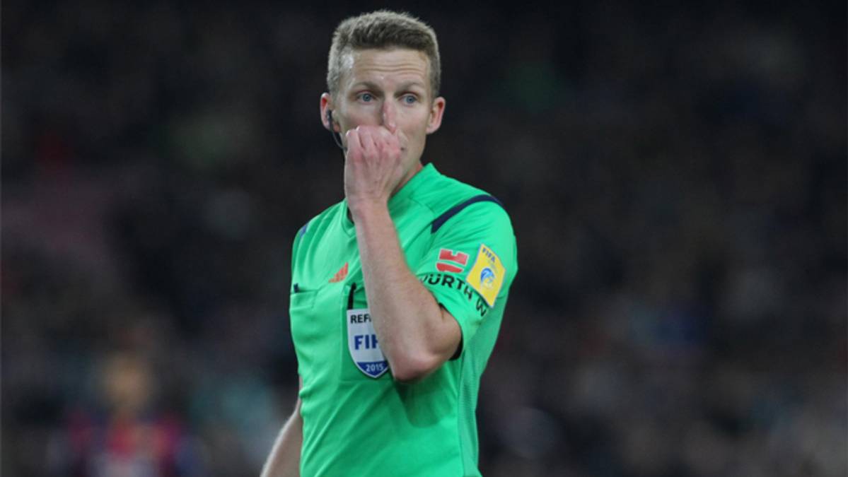 Empiezan a presionar al árbitro del FC BarcelonaReal Madrid FC Empiezan a presionar al árbitro del FC BarcelonaReal Madrid FC