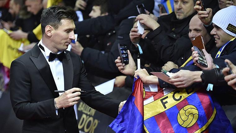 Leo Messi, firmando autÃ³grafos antes de una gala de BalÃ³n de Oro