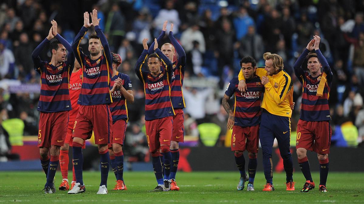 El FC Barcelona, celebrando la victoria en el Santiago Bernabéu