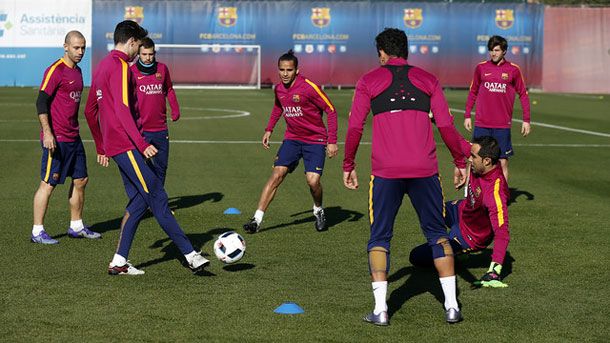 Mascherano And dani alves fall  of the announcement in front of the chés