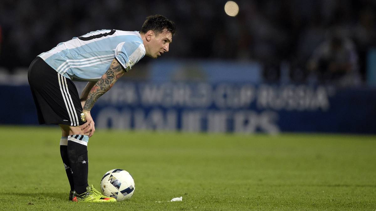 Leo Messi, with the T-shirt of Argentina against Bolivia