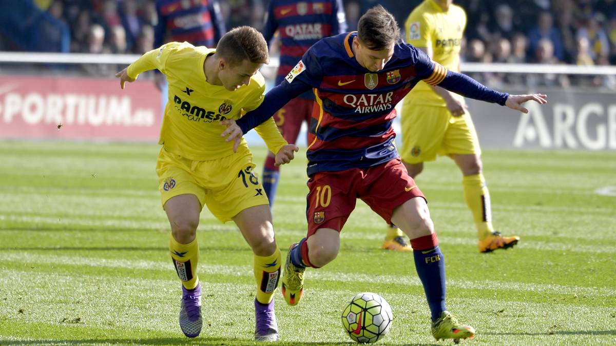 Denis Suárez, intentando robar un balón a Leo Messi