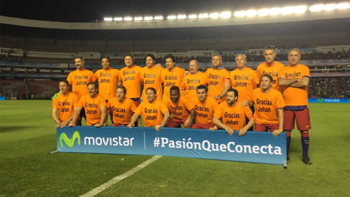 The players of the FC Barcelona Legends, with the T-shirts in honour to Johan Cruyff