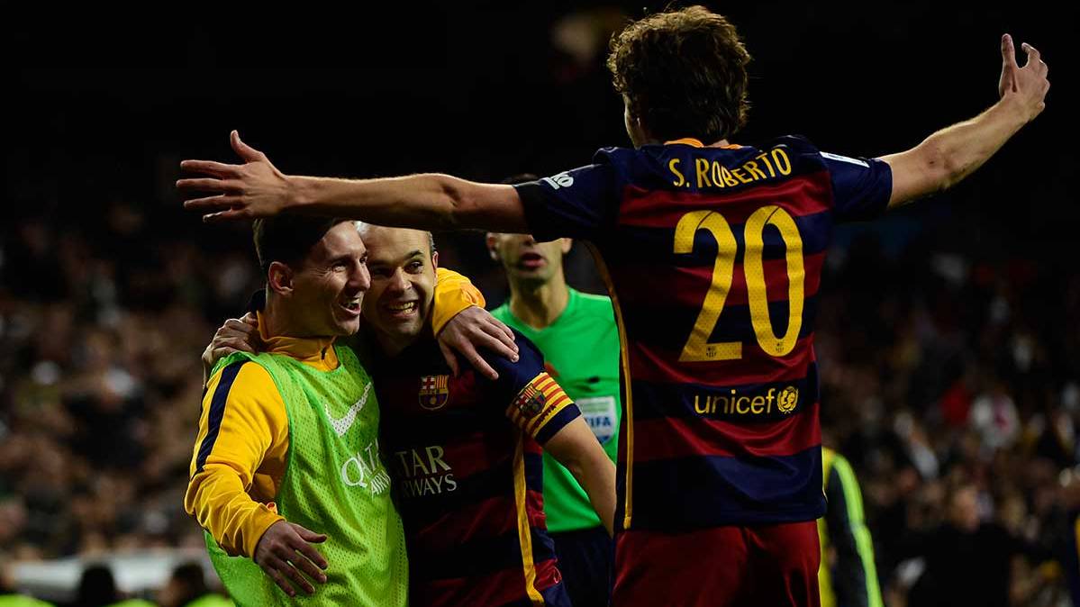 Los jugadores del FC Barcelona celebran uno de los cuatro tantos conseguidos en el Bernabéu