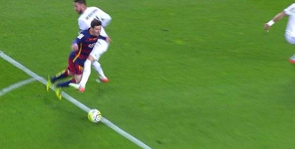 The clear penalti committed by Sergio Bouquets on Leo Messi in the Barça-Real Madrid