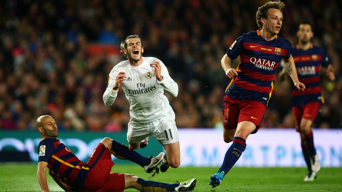 Gareth Bale, sufriendo un derribo en una jugada de ataque