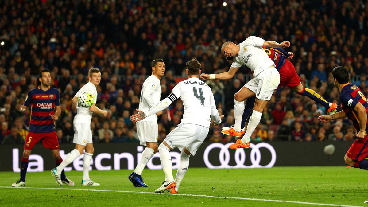 Gerard Piqué, marcando el primer gol del Clásico del Camp Nou