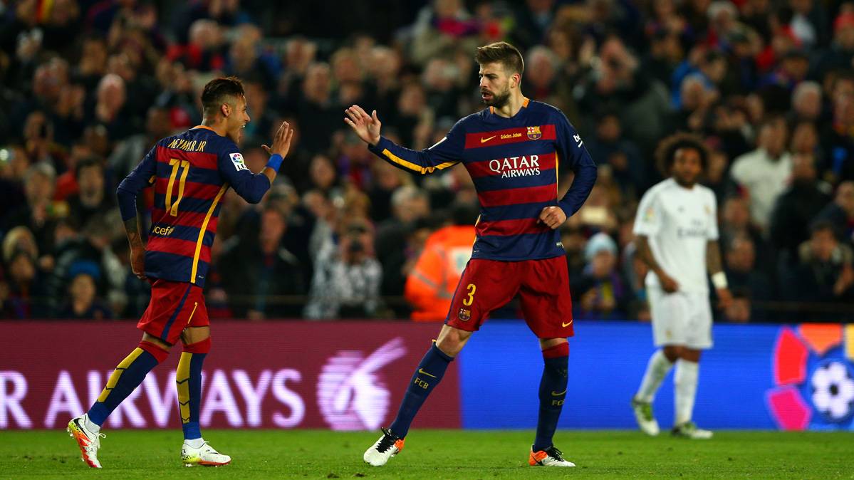 Gerard Hammered, encouraging to Neymar Jr after an action