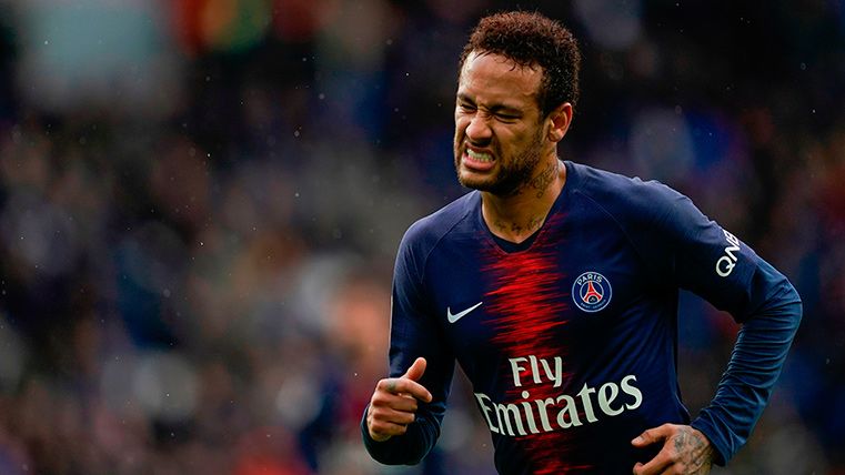 Neymar Jr, lamentándose por un fallo con el PSG