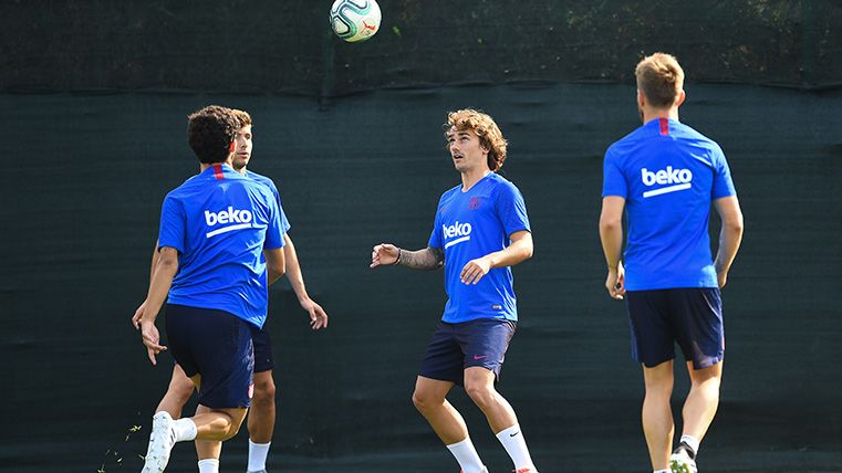 Antoine Griezmann, participating in a rondo with FC Barcelona