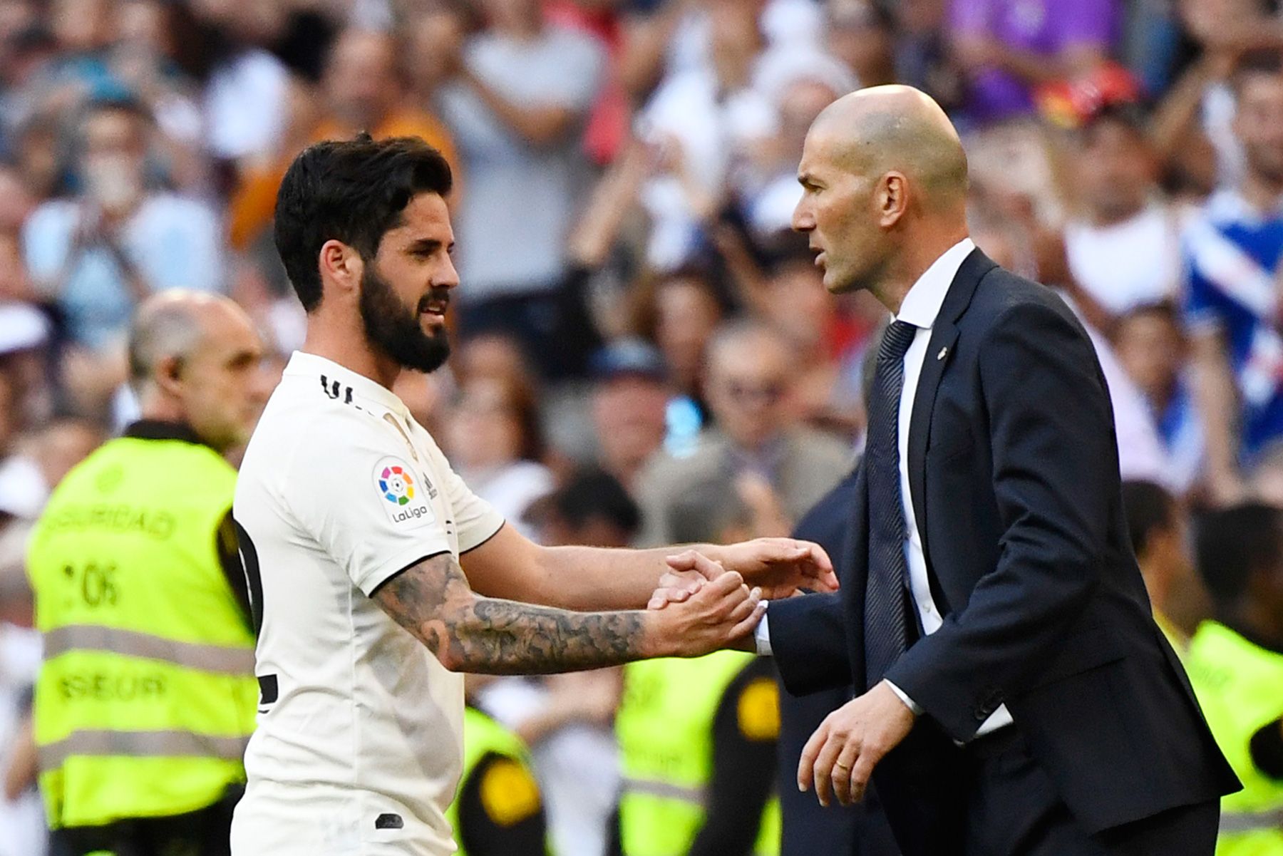 Isco y Zidane se saludan en un partido del Madrid